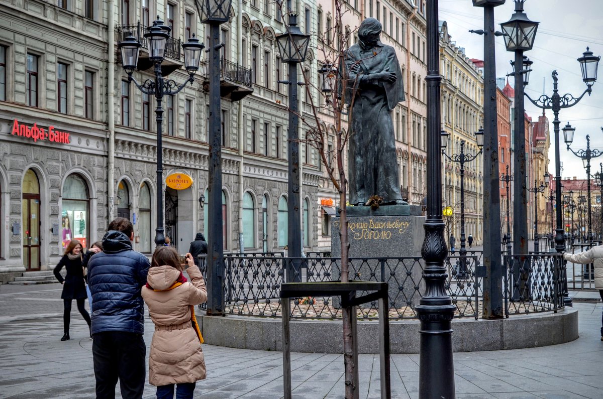 Памятник Гоголю - Юрий Тихонов
