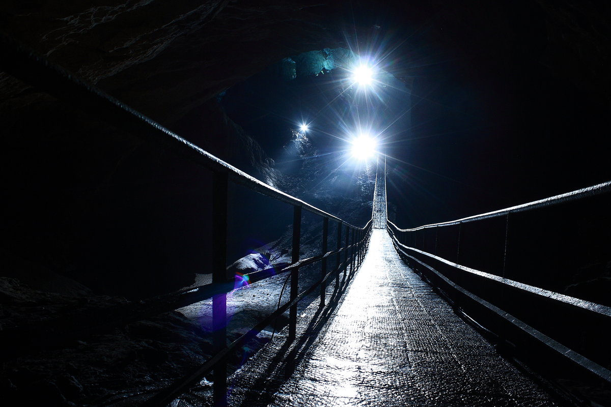 Мост в пещерах - Алексей .