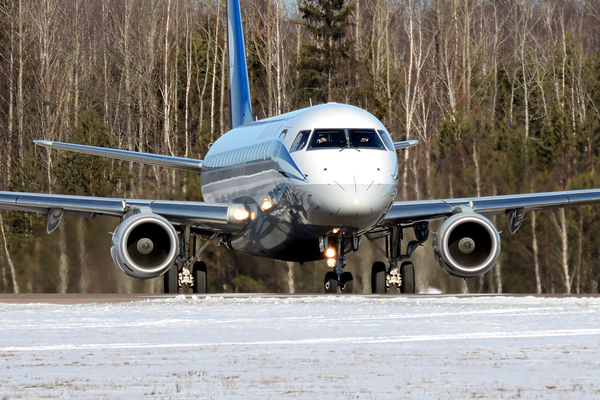 17 февраля 2015 года. Выруливание на полосу Embraer  ERJ 170-200 LR, EW-341PO. Минск-2 (UMMS). - Сергей Коньков