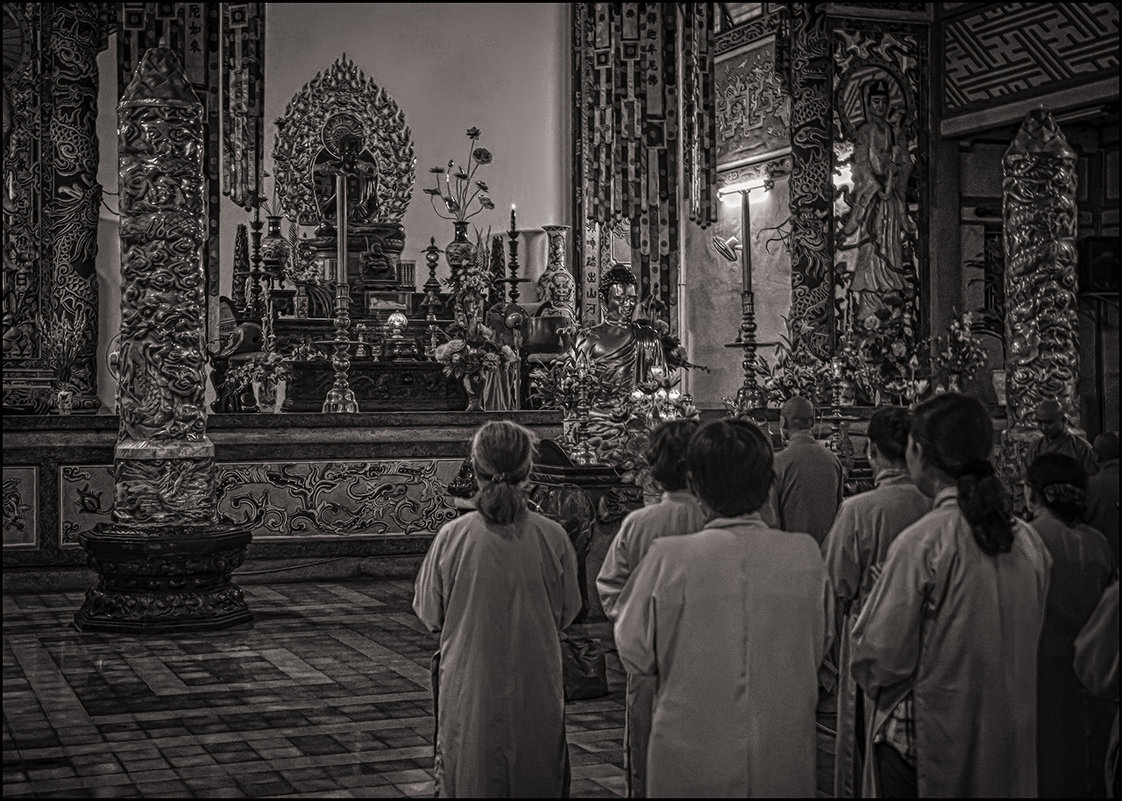 В буддийском храме - Олег Фролов