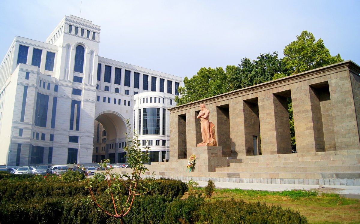 Памятник Сергею Шаумяну в Ереване - Tata Wolf