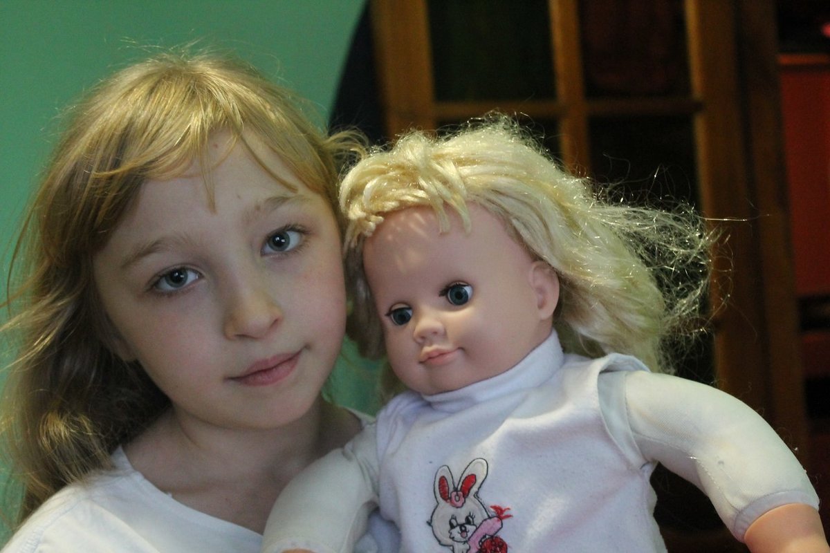 моя сестра с любимой куклой - диана 