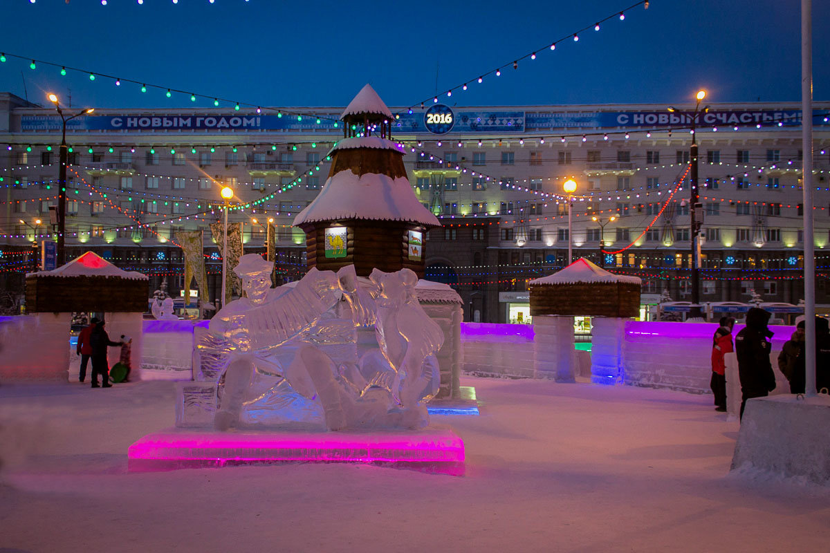 Фрагмент ледового городка «Крепость» на площади Революции. - Надежда 