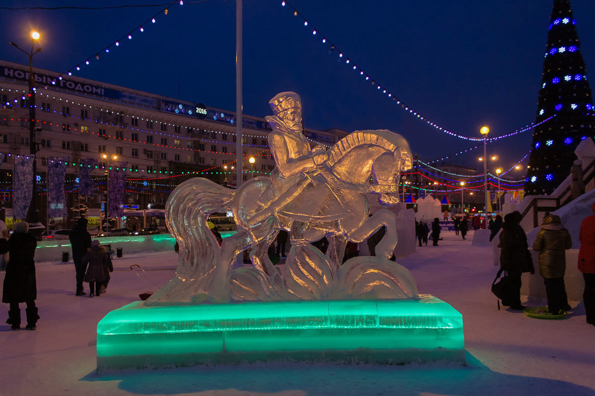 Фрагмент ледового городка на площади Революции. - Надежда 