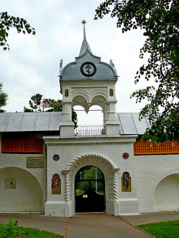 Свято-Введенский Толгский монастырь. Южная воротная башня. Вход в кедровник - Tata Wolf