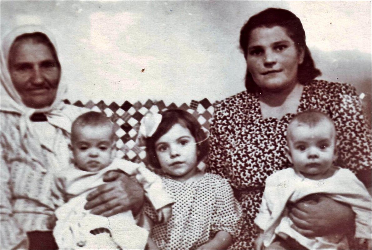 С мамой и бабушкой, с сестричкой и братиком. 1952 год - Нина Корешкова