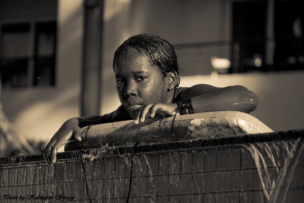 Девочка в бассейне - KS Photo