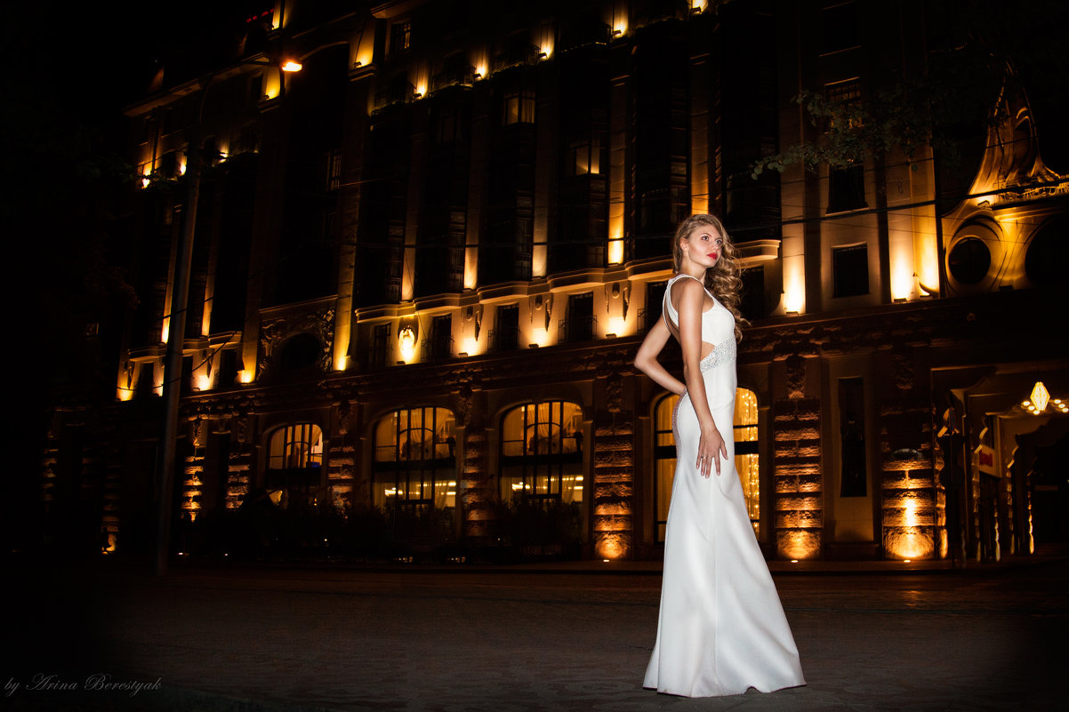 ночь, улица, фонарь, красивая девушка :: Арина Берестяк – Социальная сеть  ФотоКто