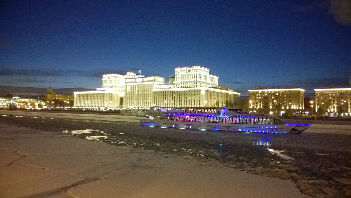 Вечерняя прогулка по Москва-реке... - Николай Дони