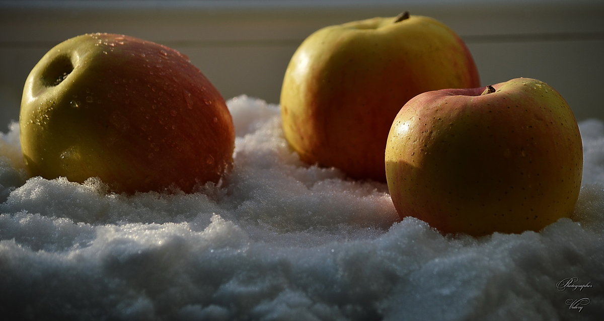 Яблоки на снегу - Валерий Лазарев