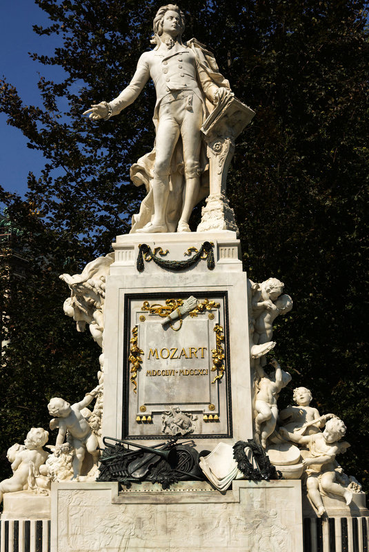 Вена. Памятник Моцарту. - Олег Неугодников