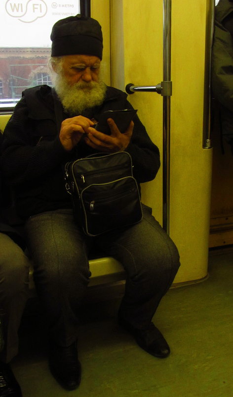 Толстой читает в метро "Войну и мир" по компьютеру - Андрей Лукьянов