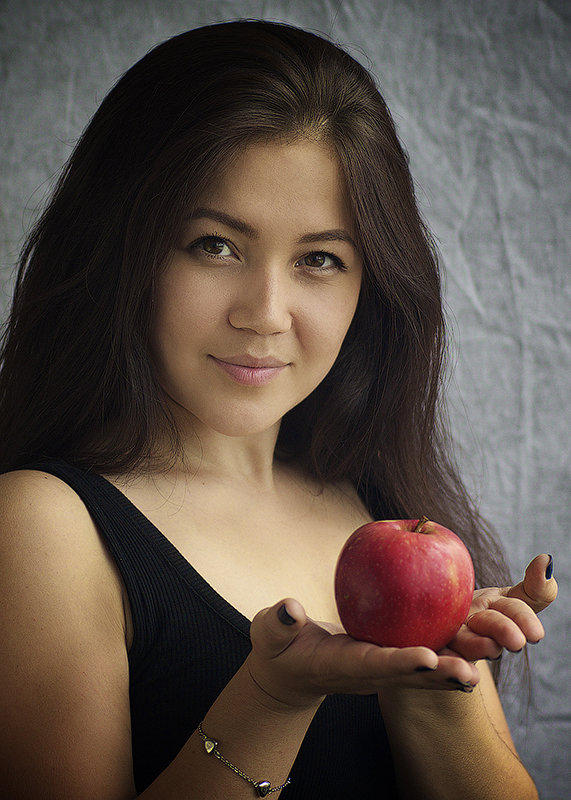 Девушка с яблоком - Виталий Устинов
