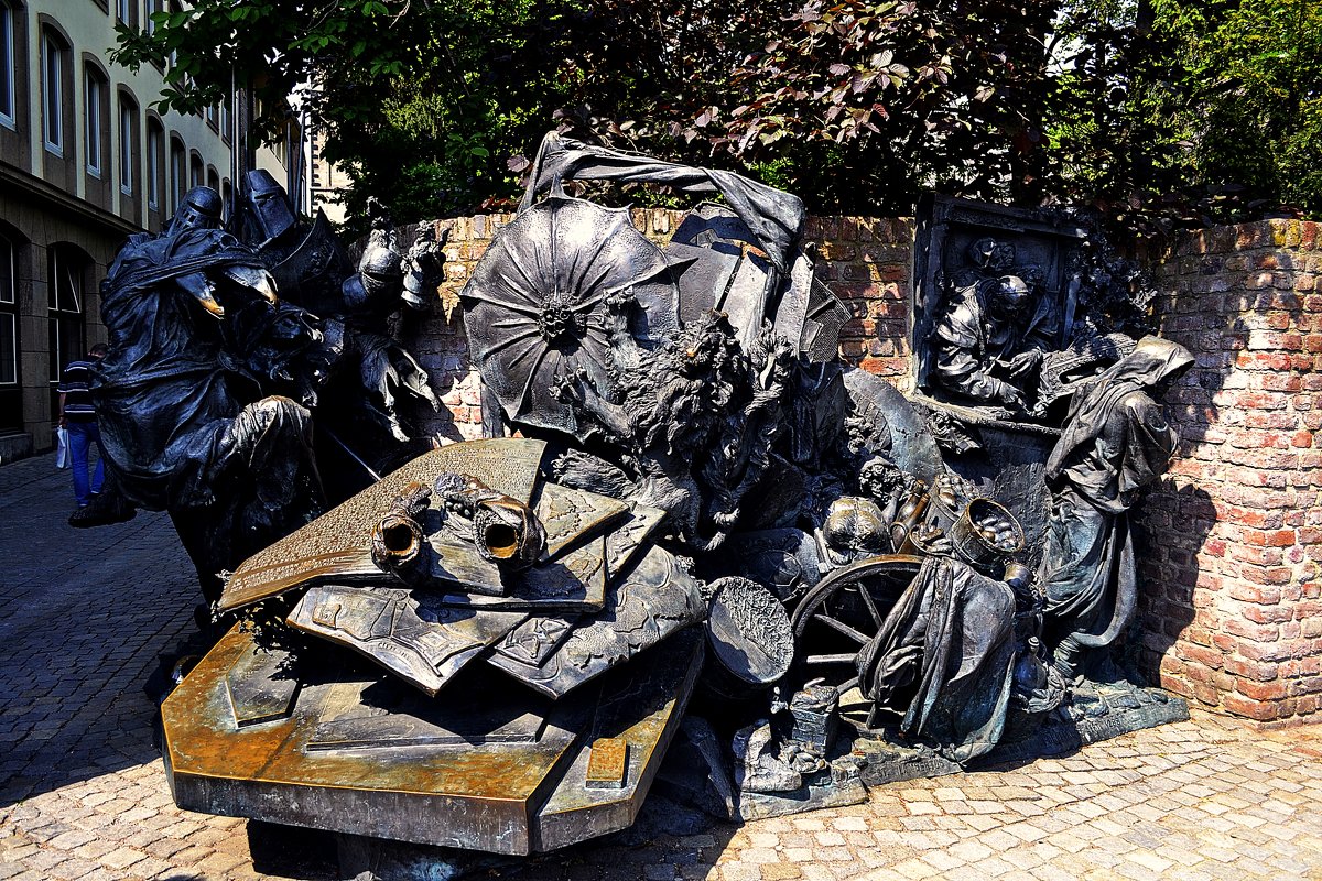 Монумент в честь 700-летия основания города Дюссельдорфа - Александр Корчемный
