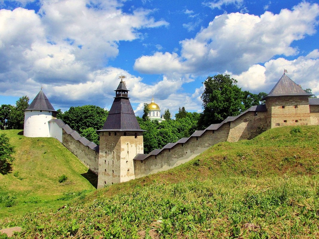 У стен Псково-Печерского монастыря - Leonid Tabakov
