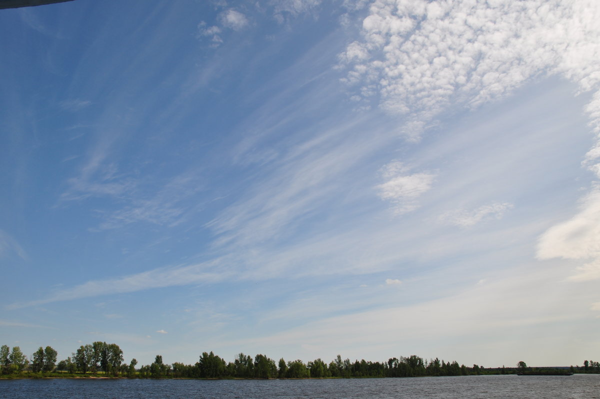 Облака на голубом небе над берегом реки - Сергей Тагиров