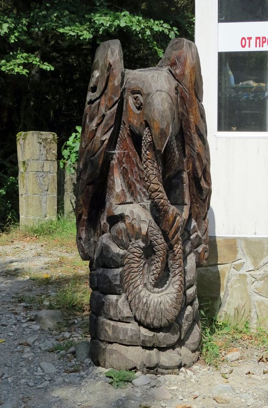 Деревянная скульптура "Слон со змеёй" - Вера Щукина