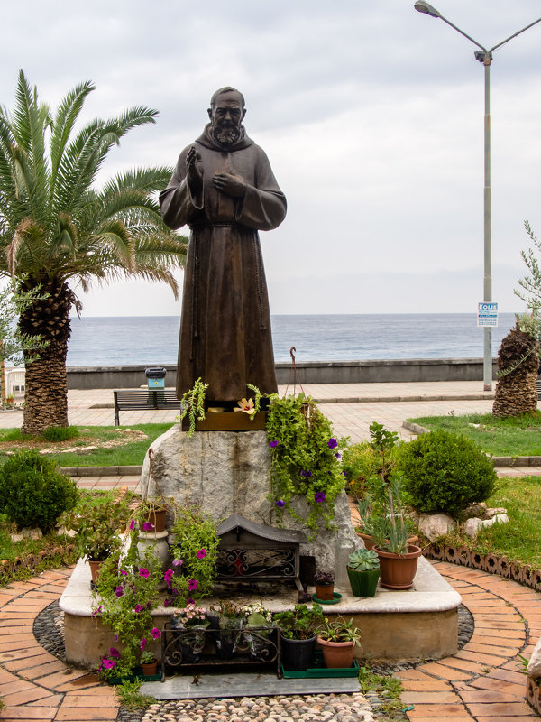 Памятник монаху на берегу моря - Witalij Loewin