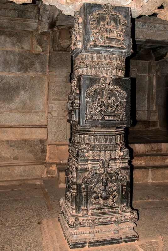 Базальтовые колонны в храме Хазари Рама - Виктор Куприянов 