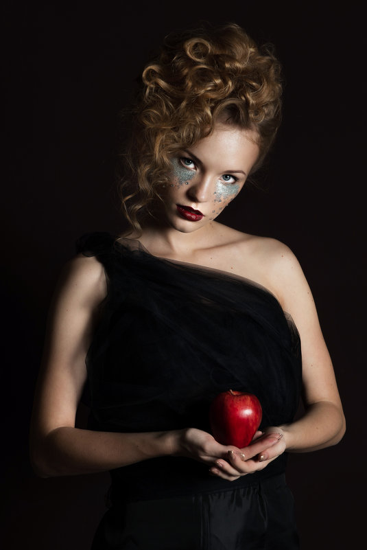 девушка с яблоком - Илона Панарина