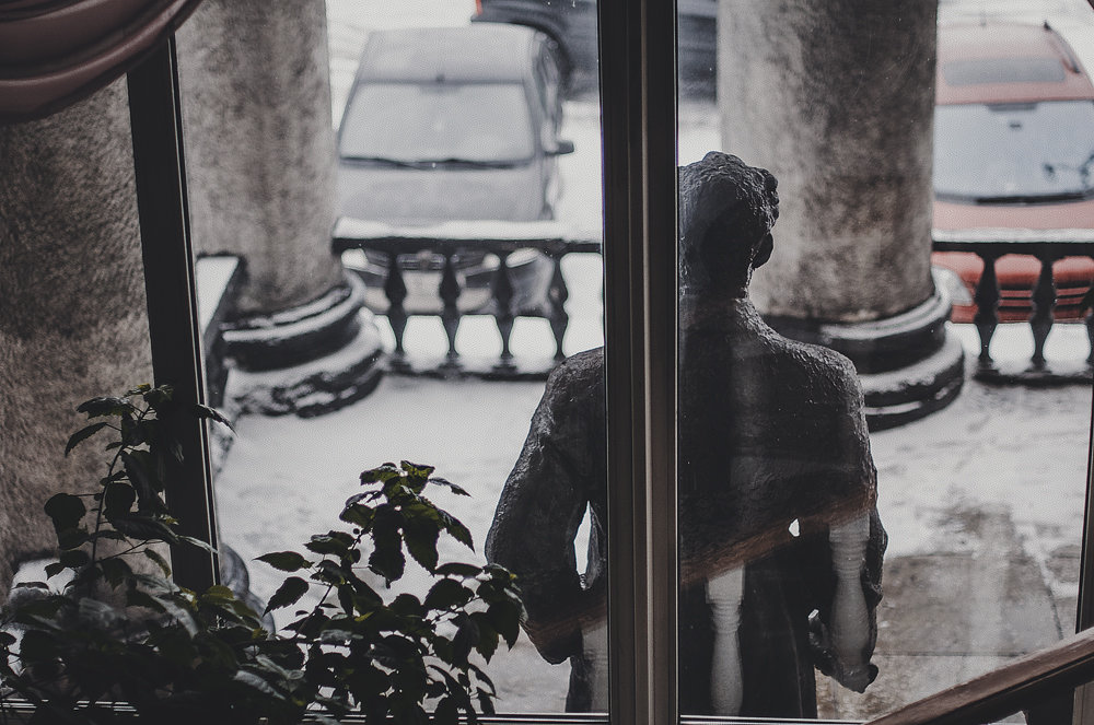 man behind a window - Марк Додонов