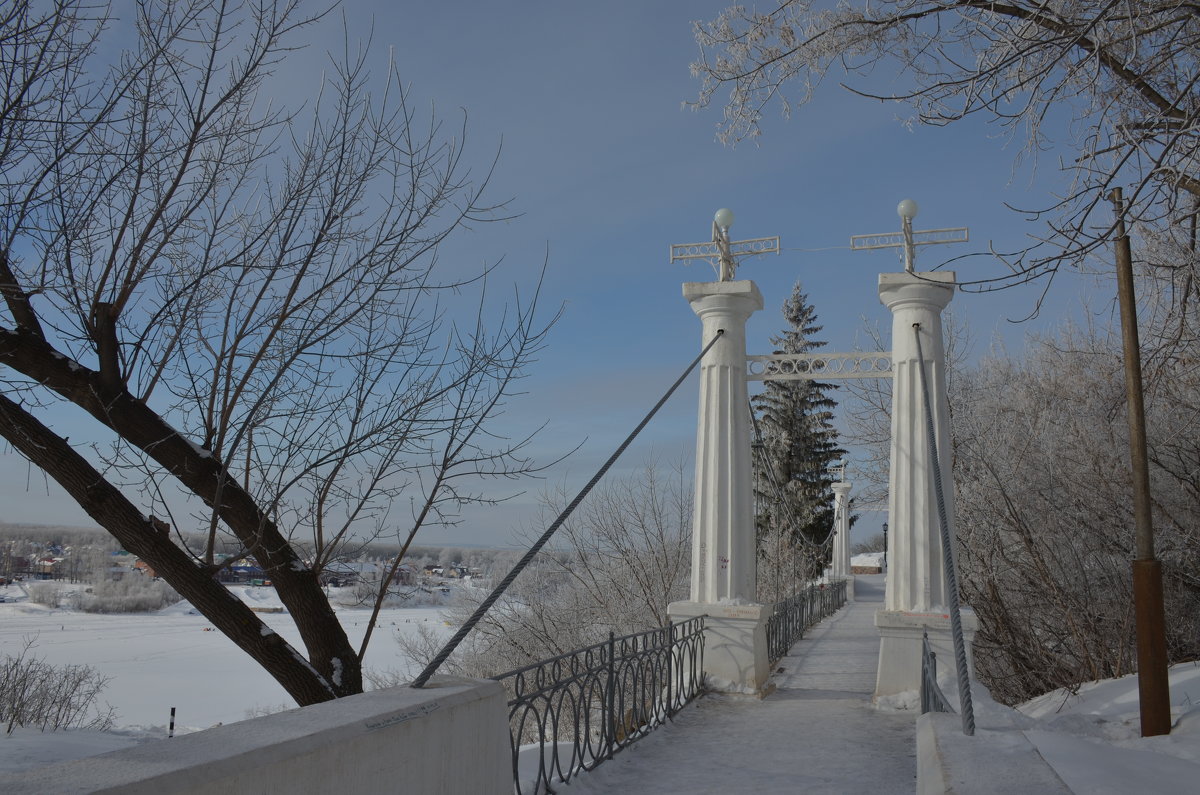 Дорожка к висячему мосту в зимнем парке - Сергей Тагиров