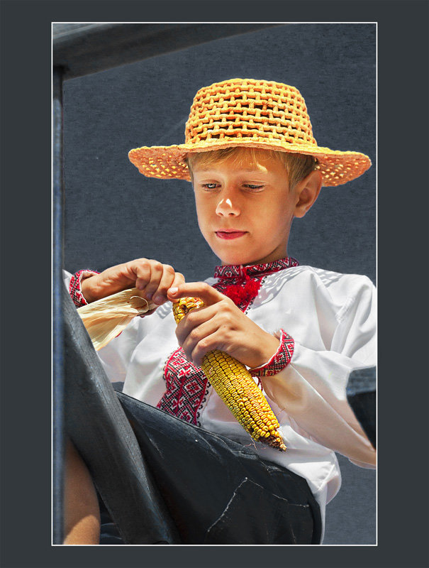Мальчик с початком кукурузы - Владимир Дядьков