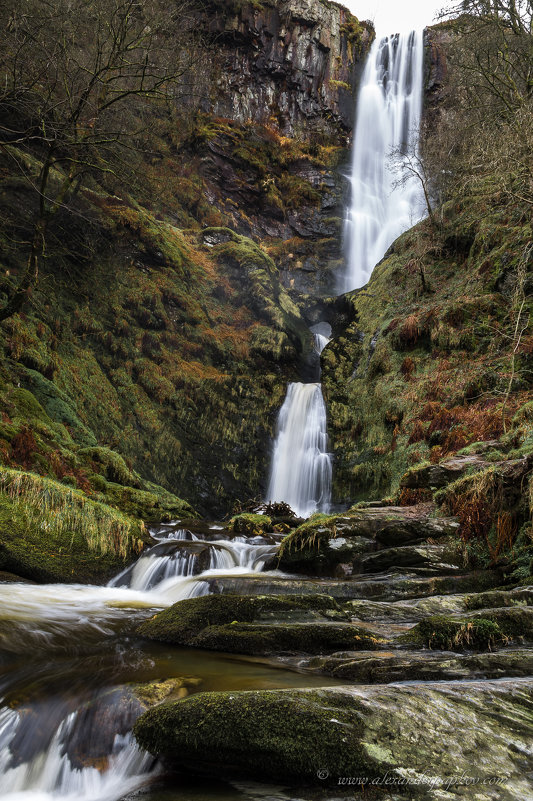 Водопад высотой 80 метров в национальном парке Сноудония , Англия. - Aleksandr Papkov