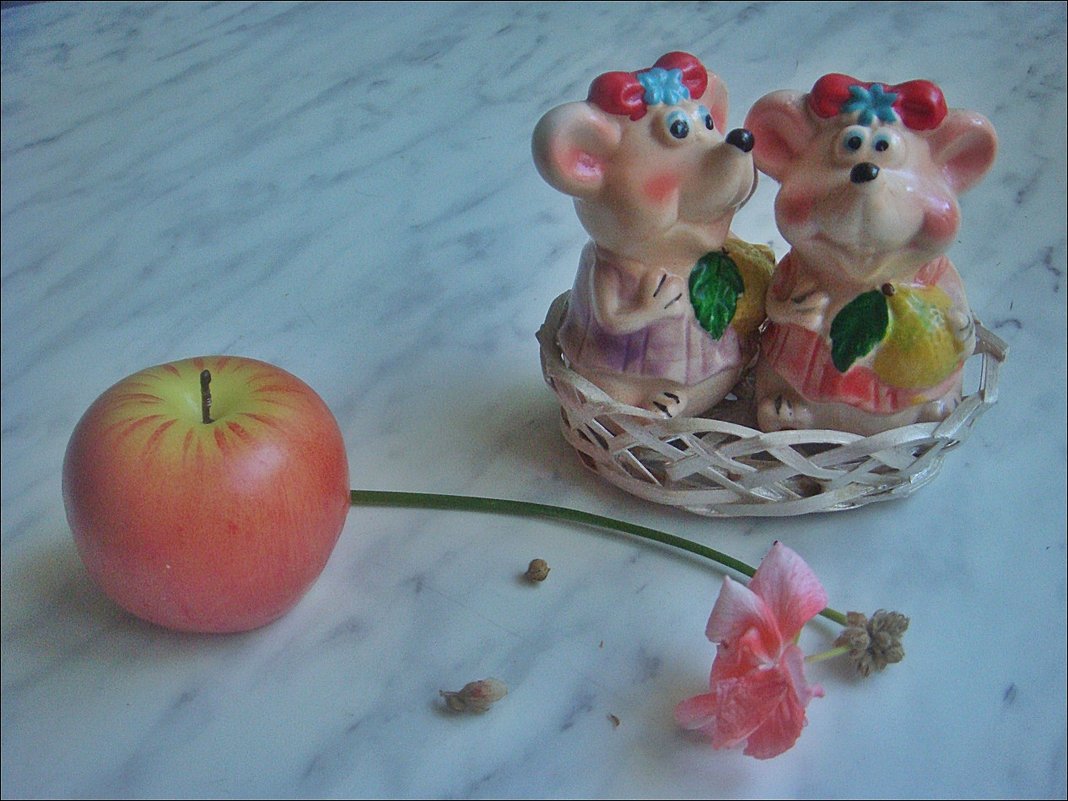 Мышки со свечой и цветком герани - Нина Корешкова