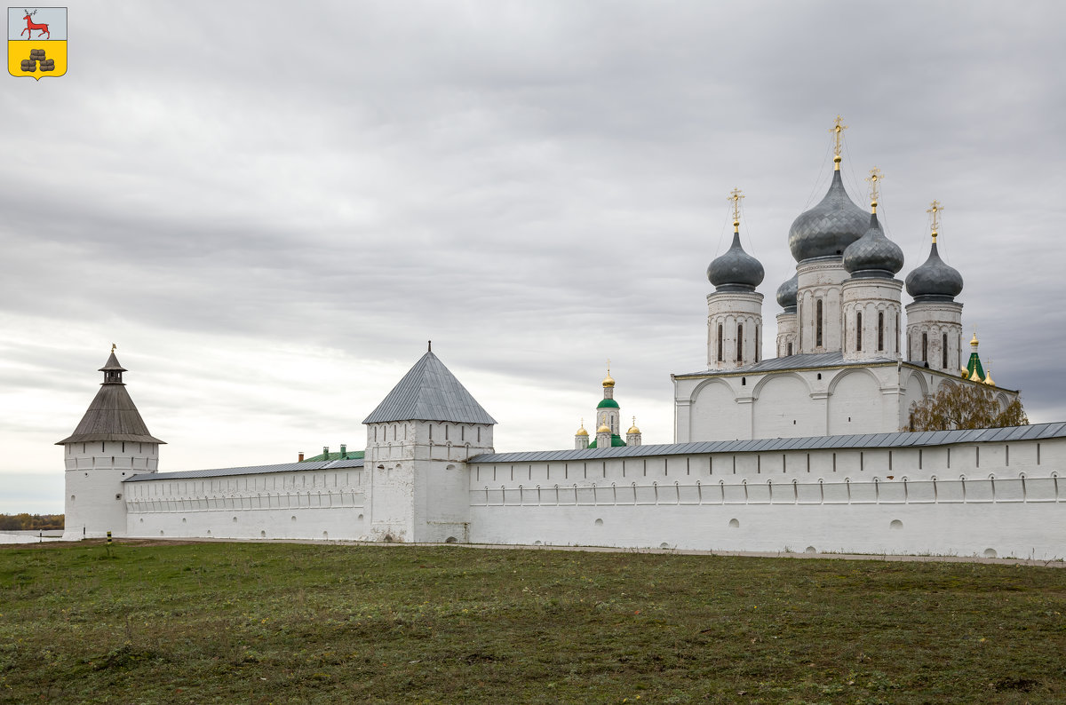 Свято-Троицкий Макарьево-Желтоводский монастырь. Свято-Троицкий собор и часть восточной стены с башн - Алексей Шаповалов Стерх