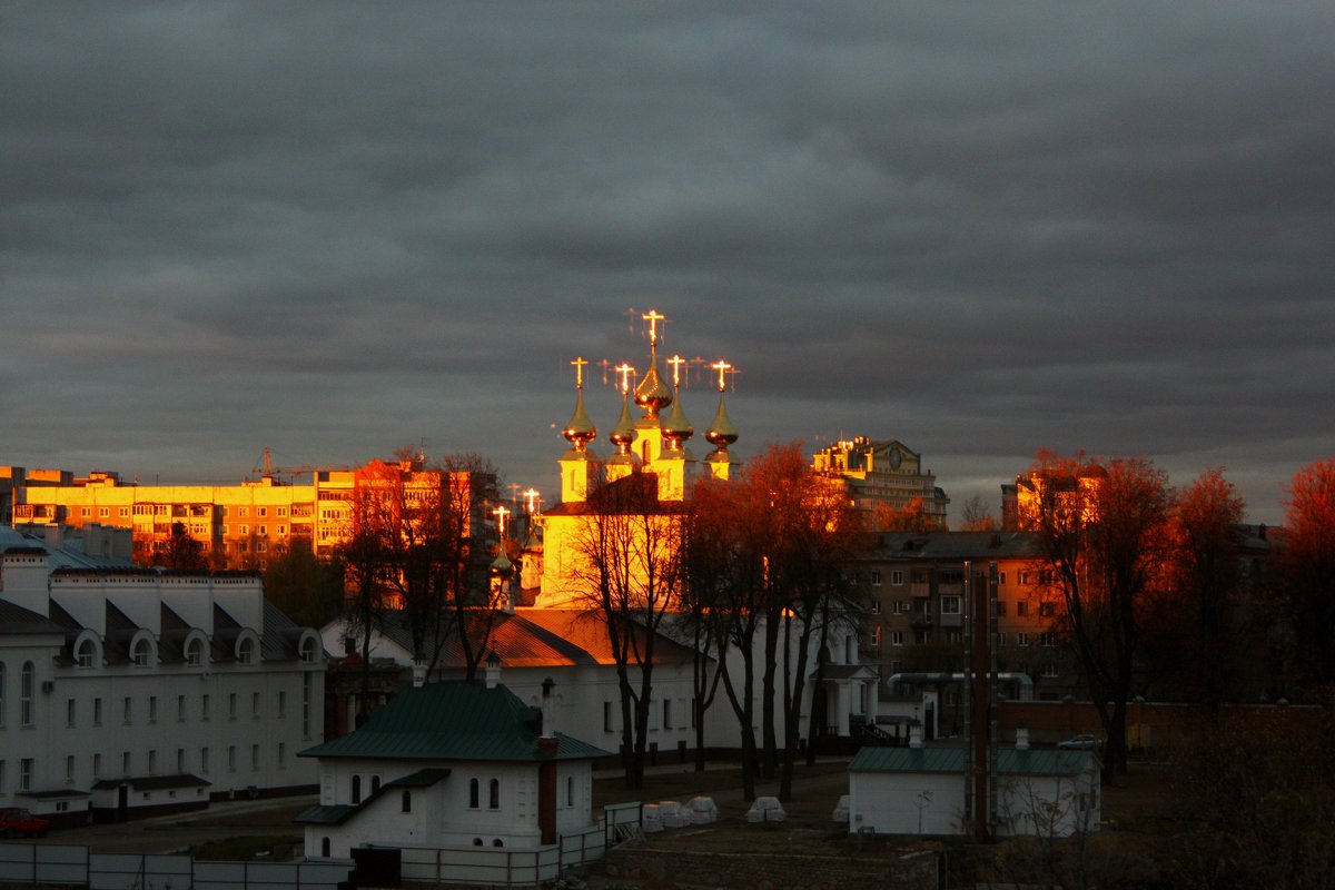 ...Успенская церковь в лучах заходящего солнца ... - виктор ЗАСОРИН