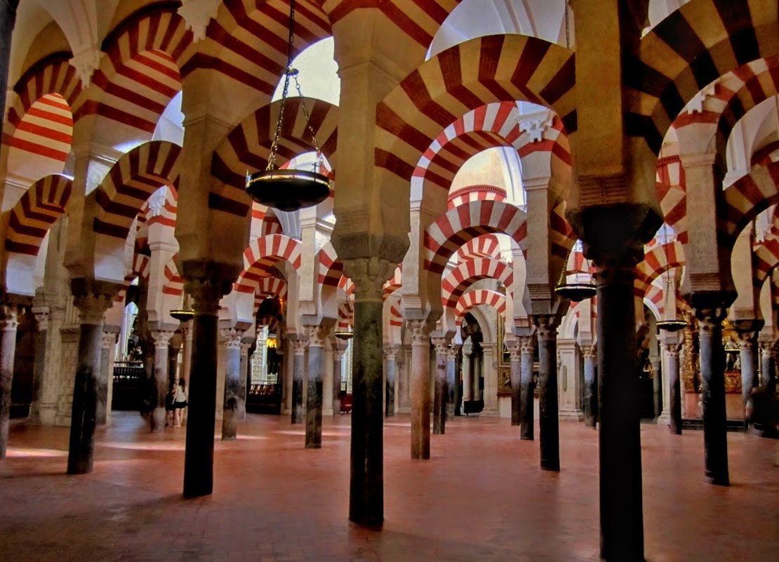 Собор в Кордобе. Этот интерьер - остаток мечети ,бывшей одной из главных муслим святынь. - Владимир и Ир. Кв.