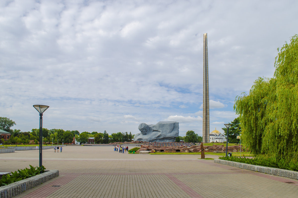 Вид на главный монумент - Александр Мезенцев
