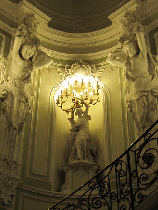 Парадная лестница во дворце Белосельских-Белозерских - Маера Урусова