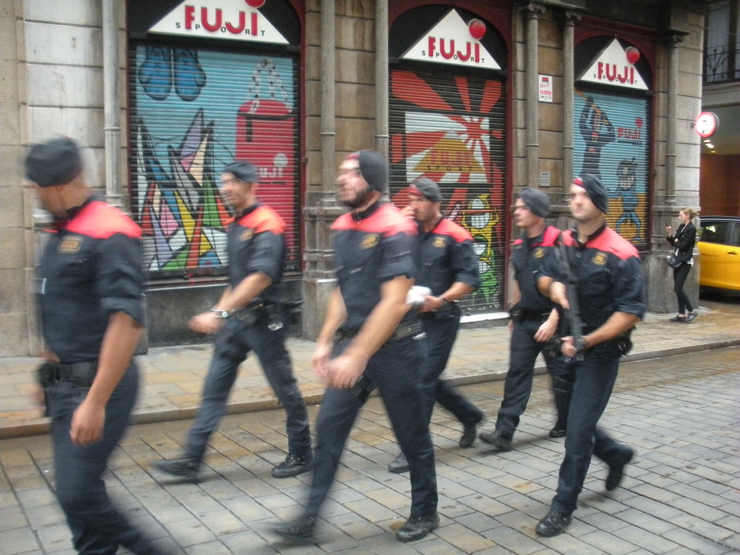 Испанская полиция не  ходит  шагом         Барселона - Виталий  Селиванов 