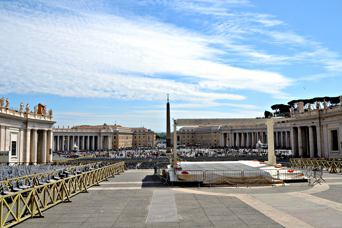 Площадь Святого Петра является центральной частью Ватикана. - Михаил Столяров