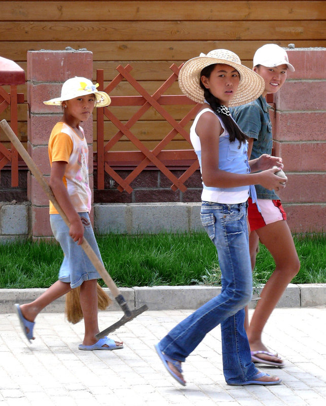 Девушки-киргизки. Иссык-Куль, коттеджный городок "Акмарал" - Асылбек Айманов