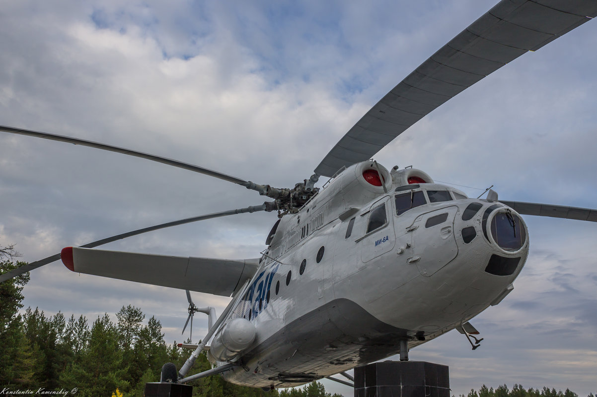 Вертолет Ми-6 у аэропорта г. Сургут - Константин Каменский