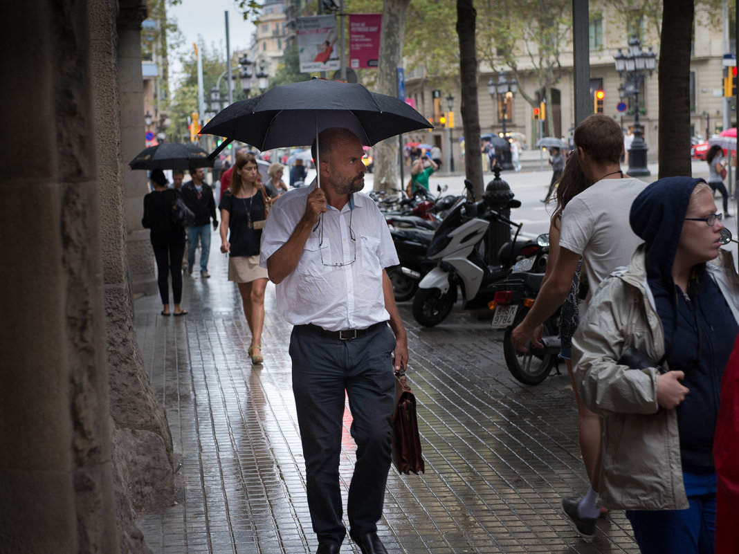 В Барселоне дождь... - Борис Приходько