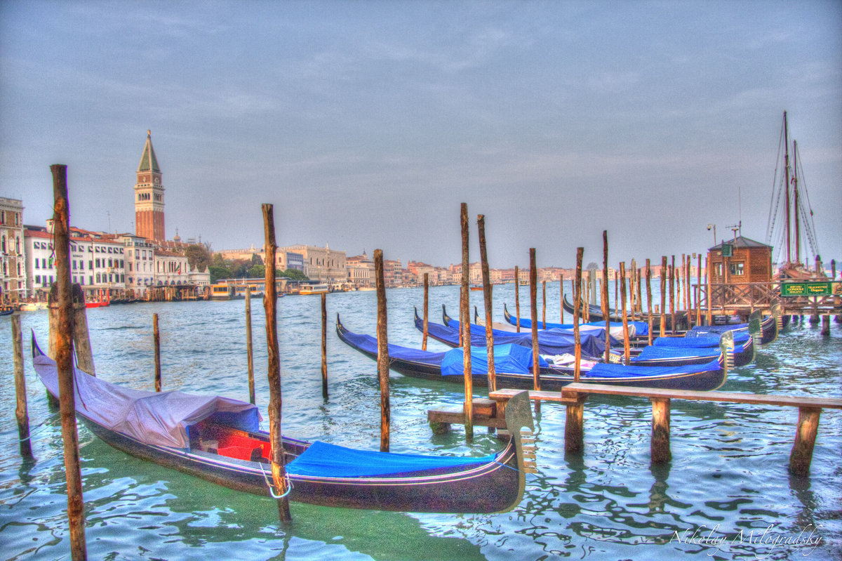 опять лодки на канале в Венеции, Италия - Николай Милоградский