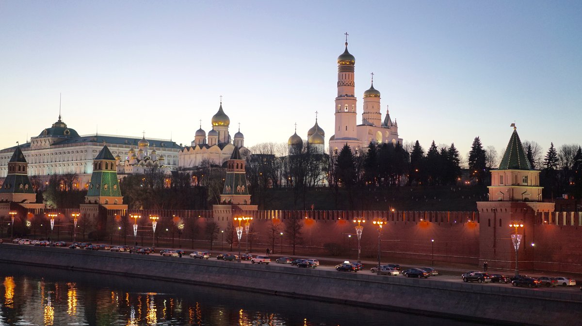 Москва, вечер, вид на соборы Кремля - Svetlana Shalatonova