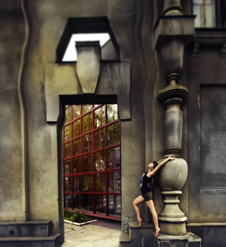 Танцовщица рядом с красивым домом - Оксана Сергеева
