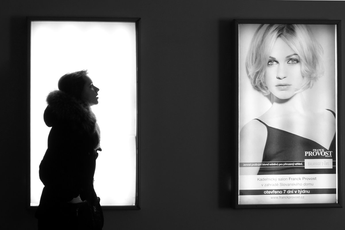 Фотография с диалогом человека и плаката, с контрастирующими и некотрастирующими силуэтами - Наталия Рискина