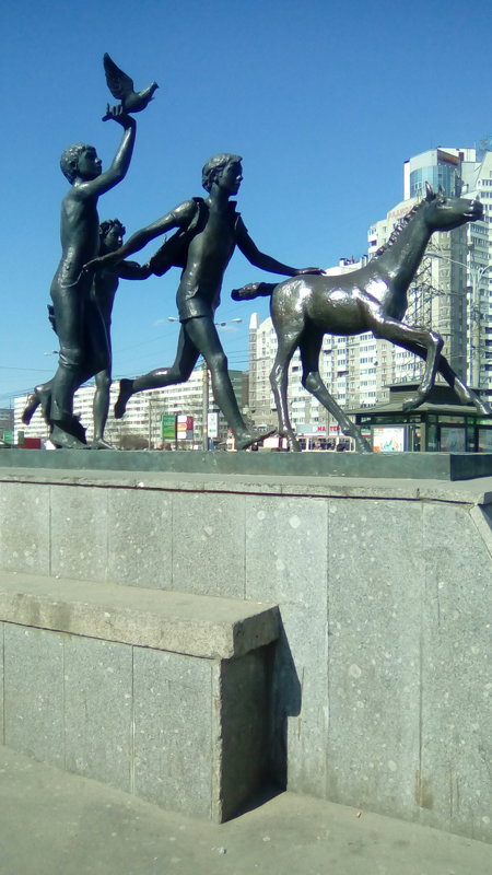 Скульптурная композиция "Дети" около метро Пианерская. - Светлана Калмыкова