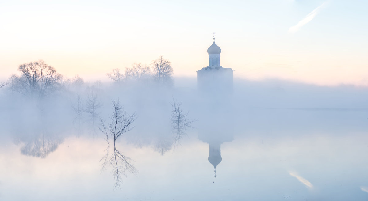 Храм Покрова на Нерли туман