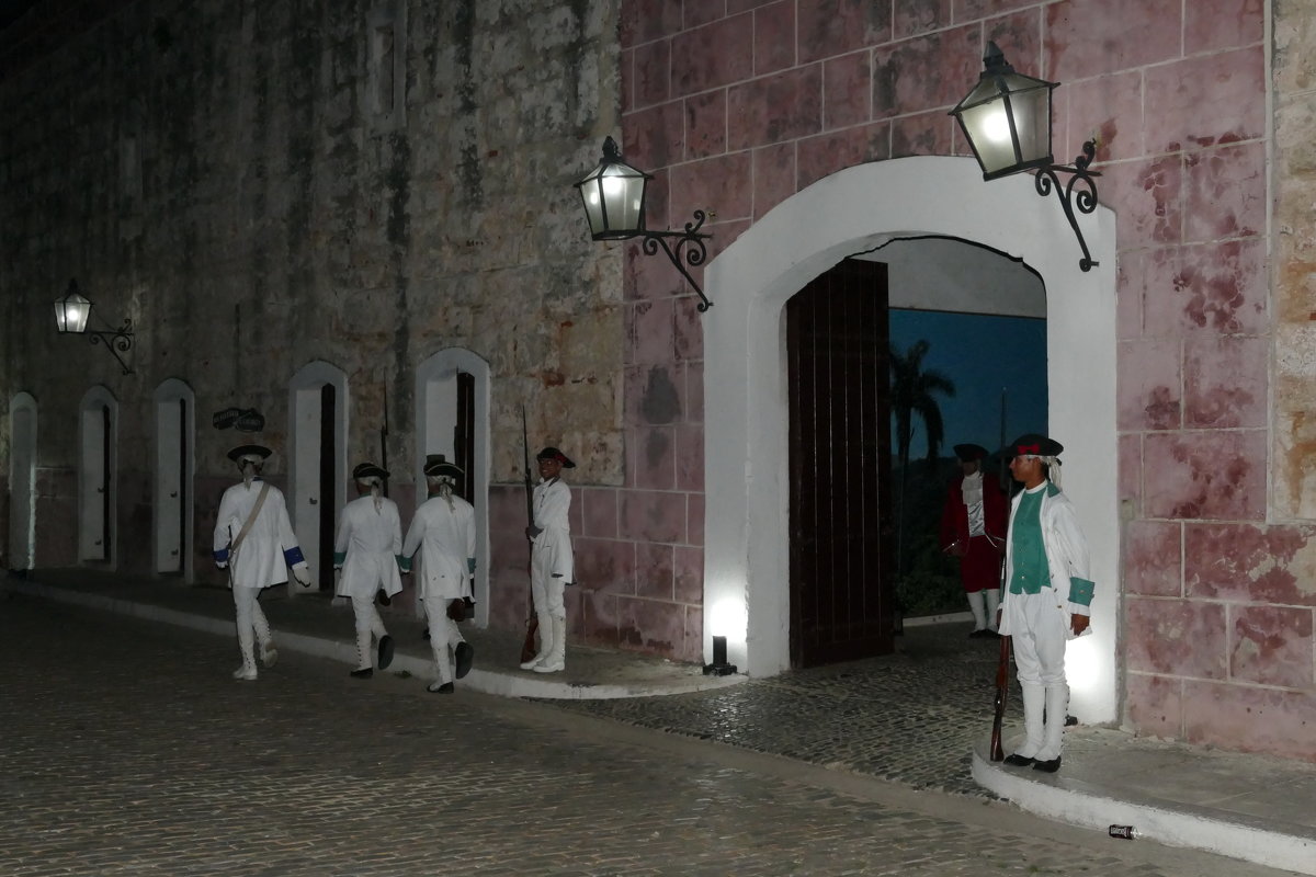 В крепости Ла-Кабанья. Смена караула (Гавана, Куба) - Юрий Поляков