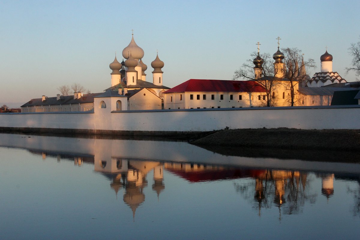 Тихвинский монастырь в апреле - Галина Приемышева