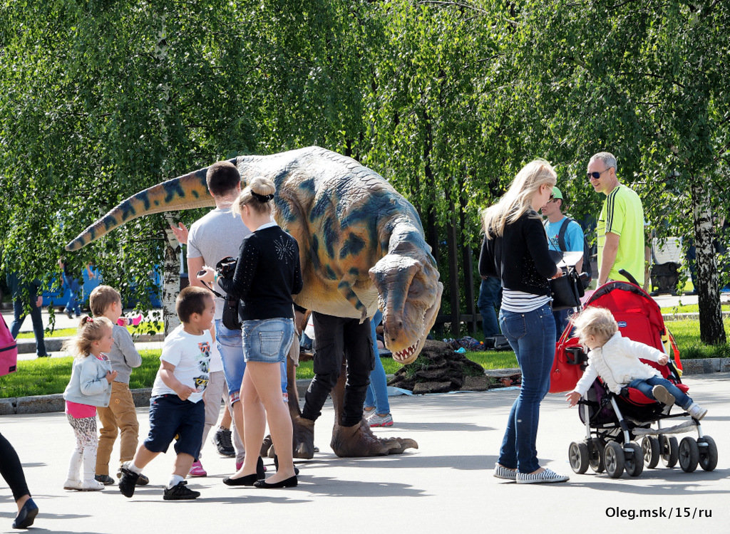 динозаврик и дети - Олег Лукьянов