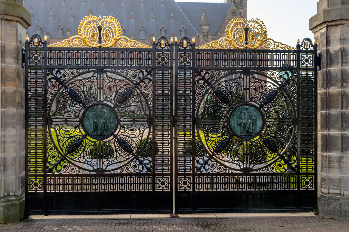 Ворота, вход во двор замка - Witalij Loewin