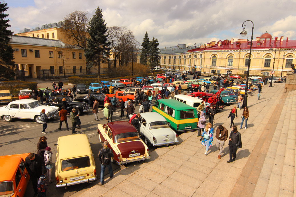 Ретро-автомобили перед автопробегом - Вера Моисеева